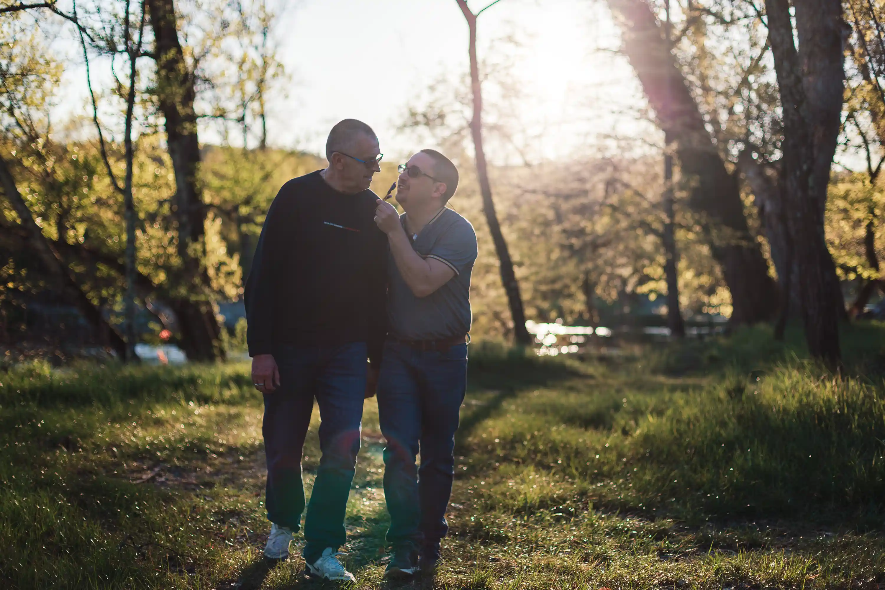 Photographie de couple lors du coucher du soleil avec utilisation du contre-jour