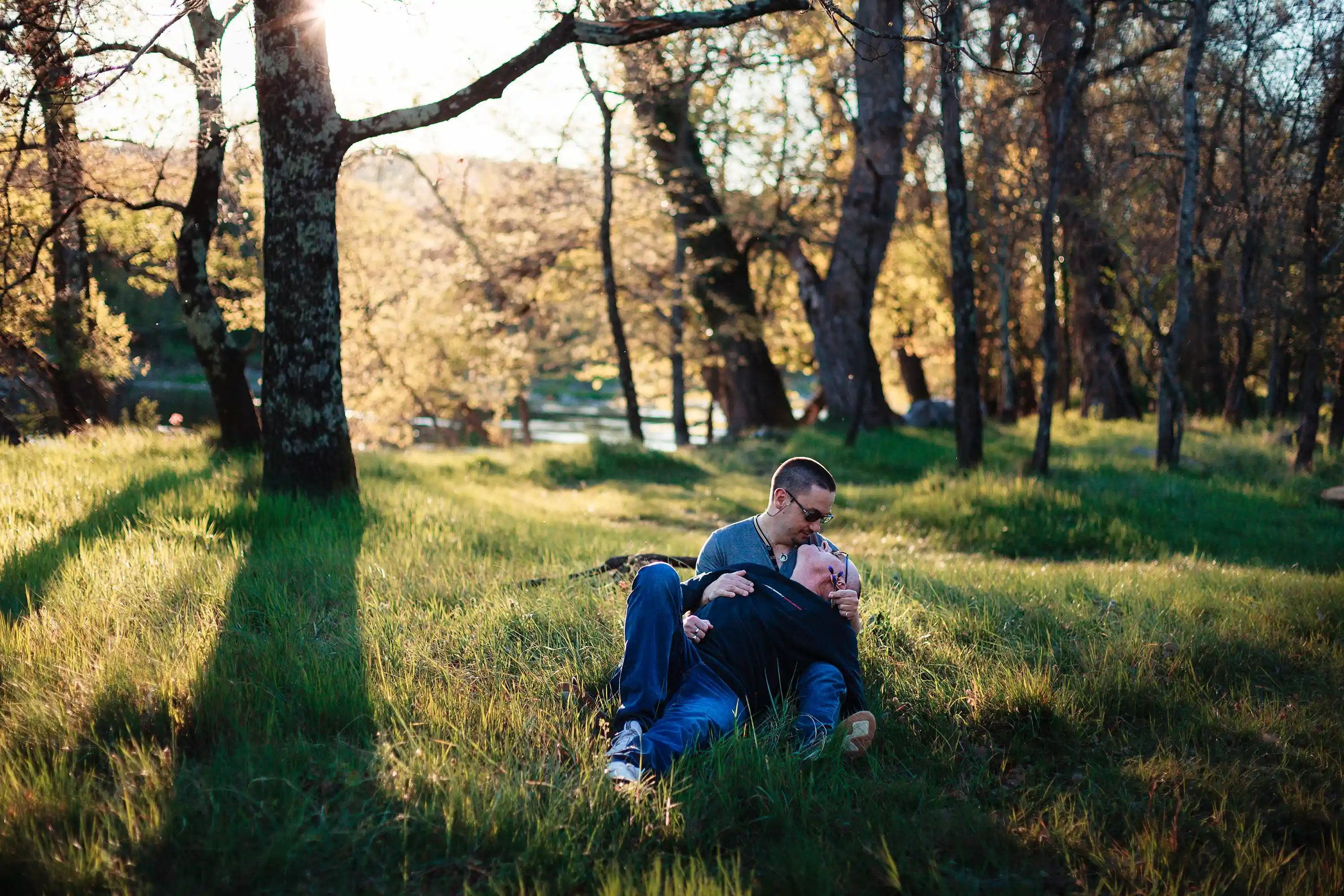 Séance photo lifestyle en couple au bord de la rivière en Ardèche