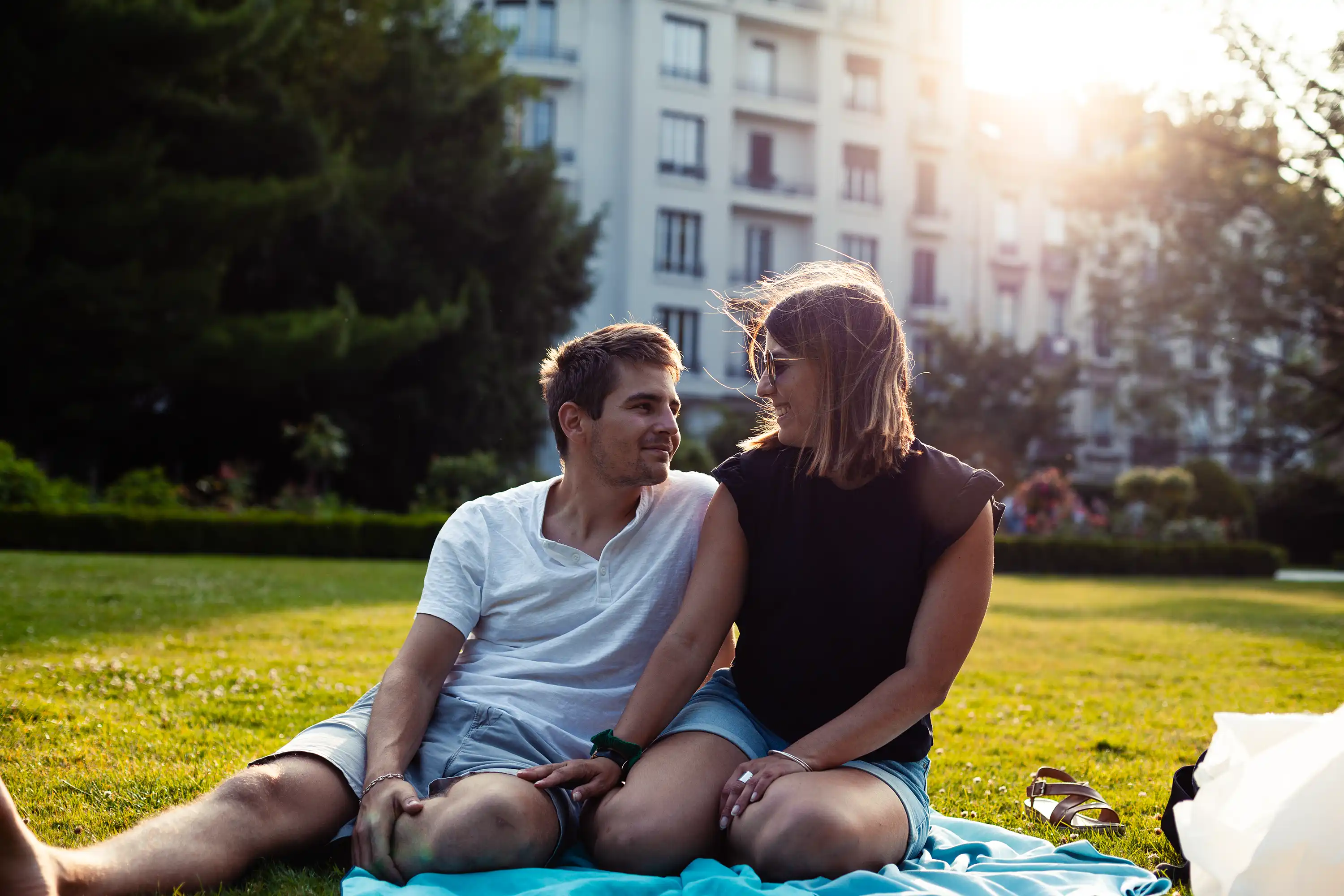 Photographie de deux personnes se regardant de manière amoureuse dans un parc à grenoble