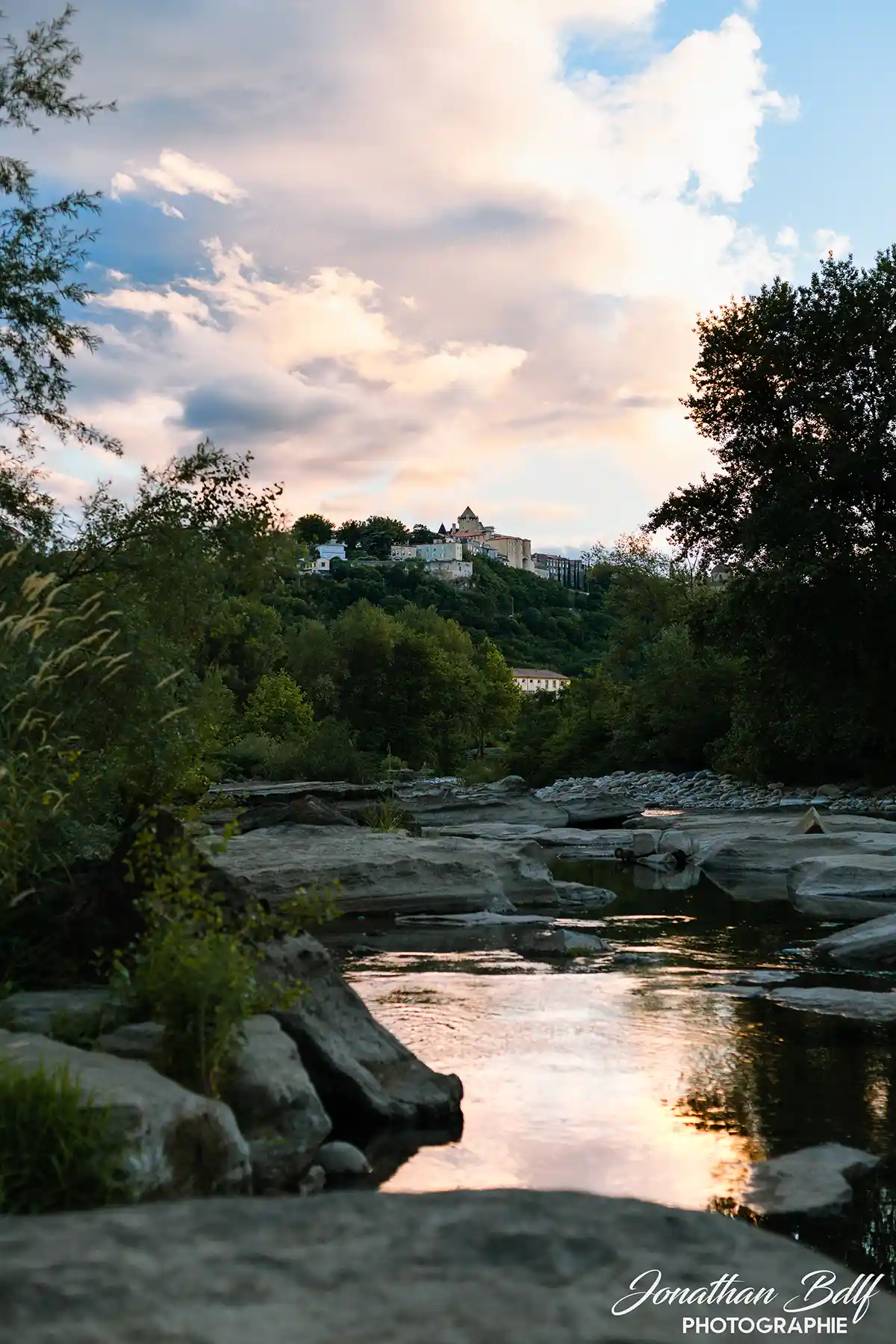 Photographie du chateau d'Aubenas depuis la rivière par Jonathan Bdlf Photographie
