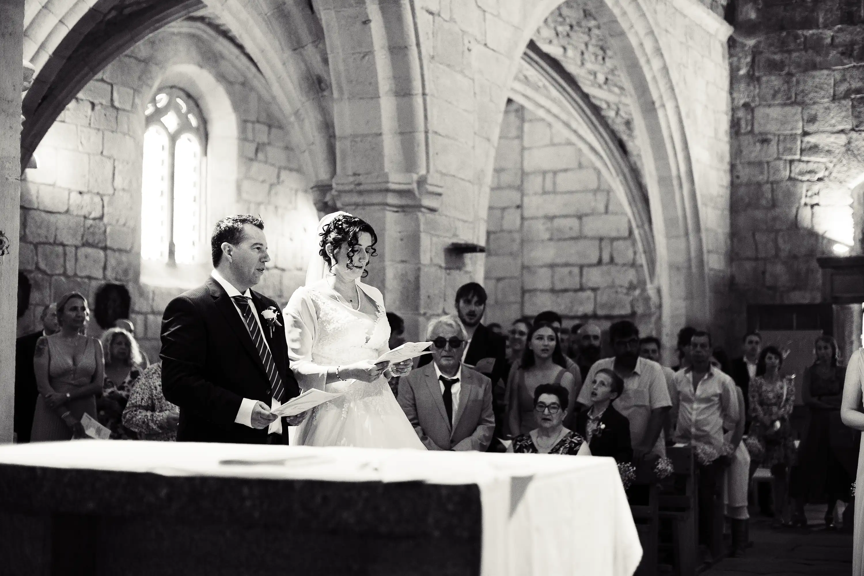 Photographie de mariage dans l'église d'Ailhon