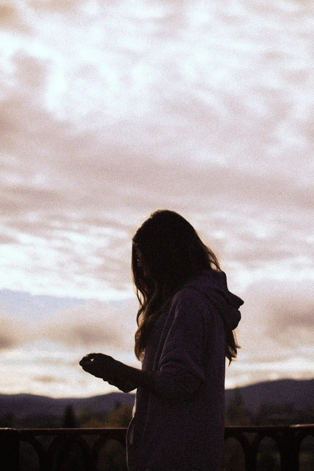 Portraits en contre jour au coucher du soleil d'une fille sur son téléphone par Jonathan Bdlf Photographie