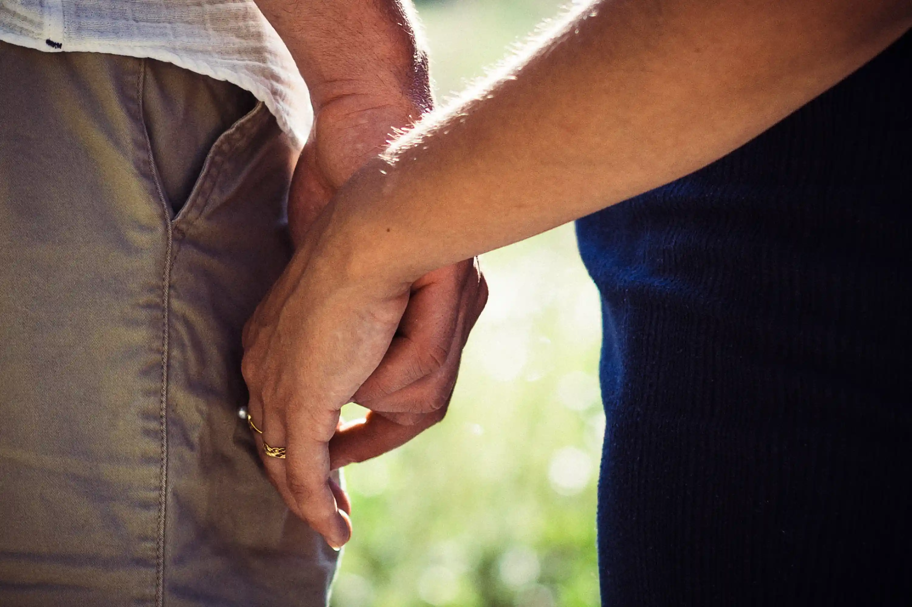 Détails et zoom sur un couple qui se tient la main