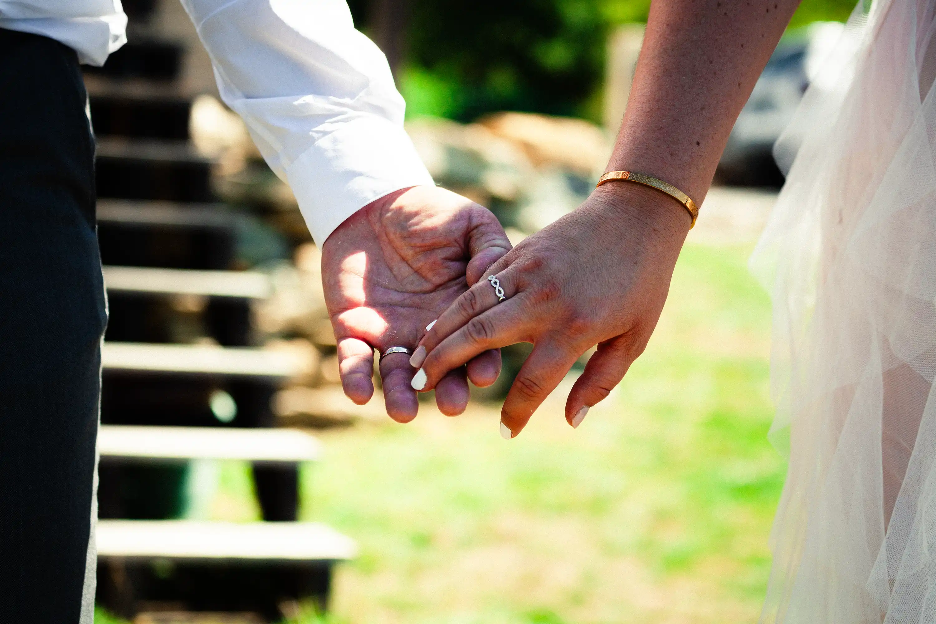 Image de mariage - nouveaux mariés se tiennent la main.