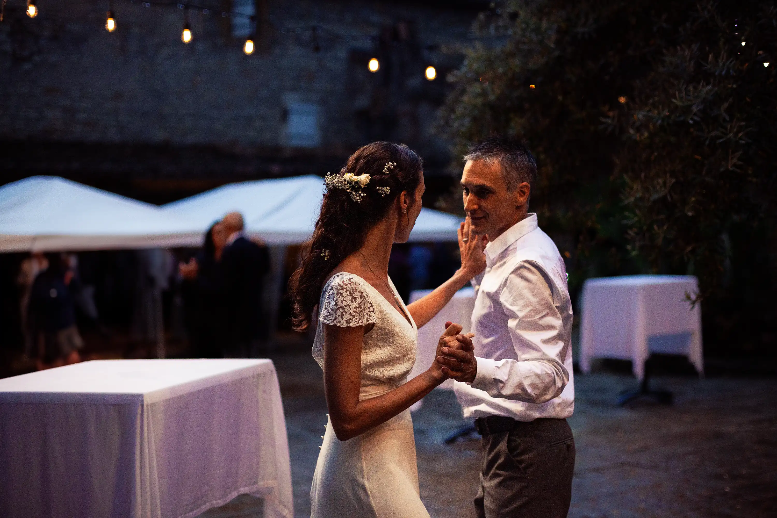 Photographie de mariage en Ardèche, le couple danse à la tombée de la nuit